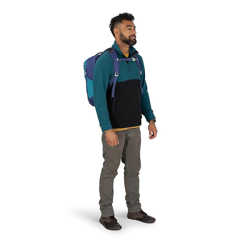 Man wearing Osprey Daylite 26+6 backpack from front